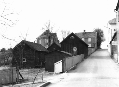 Stångågatan 1964.  I det röda (mörka) huset bakom P-skylten hade Johan Adolfson, National, en saltbod, där han saltade hudar. Han handlade med läder. Det mesta köptes av en man från Eksjö. När han kom på besök fick dottern Vera springa upp till Borgstrand Kafé och köpa 5-öres gifflar till kaffet. I början på 1900-talet. Borgstrands Kafé låg uppe på backen, bakom det stora trädet vid Stångågatan.