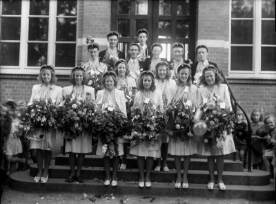 Realen 1947
Från vänster högst upp: 1. Bert Hoflund, 2. Bengt Kviele, 3. ?, 4. Allan Hallberg, 5. ?, 6. Sven Karlsson  ( Karlevik ), 7. Lars Rocksén, 8. Inga Nilsson, 9. ?, 10. ?, 11. Anna-Lisa Allvin, 12. Vera Johansson, 13. Anna-Lisa Wenström, 14. Berit Karlsson 15. ?