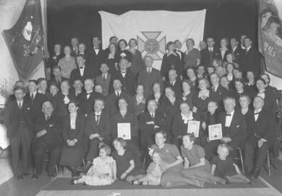 Vårblomman
Dok.080710/RS

50-årsjubileum. Bakre raden 1  2 Lisa Johansson, Kaféägare 3  4  5 Douglas Wistrand Hälsovårdsinsp. 6  7  8 Fru Wistrand 9  10 Erhard Pettersson Haga, Lantbr. 11 Oscar Wenström, Kopparslagare 12 Karin Åberg 13 Carl Jonasson, Snickare 14 Erin Karlsson 15 Einar Karlsson, Skomakare 16 Ingrid Karlsson, Fru 17 Oscar Johansson Tapetserare 18 John Johnsson Redaktör 19 Margit Johnsson ( f. Borgstrand ) 20 Ondy 21 Hilding Nilsson 22 Ivar Johansson 23  24 Karl Karlgren Skomakare 25  26  27  28  29 Elin Johansson 30 Robert Gustavsson Rättare 31 Carl Johansson, Verkmästare 32 Emil Gustafsson, Riksdagsman 33 Ingrid Gustafsson 34 Anna Johansson 35 Ragnar Karlsson, Red. 36 Selma Åberg 37 Augusta Jonasson 38 Lisa Karlsson 39 Harald Jonsson 40 Britta Jacobsson ( f. Borgstrand ) 41  42  43  44 Karl Rundkvist 45  46 Signe Jonsson 47  48 Hilda Rundkvist 49 Dagny Svensson 50  51 Ella Elg. 52  53 Ankarman Skeninge 54 Fru Ankarman 55 C.O. Wallin, Skomakare 56 Amanda Jonsson 57 Erik Sehlin ordenschef 58 Amanda Andersson 59 Alma Derwinger 60 Emil Anderson Snickare 61 Ellen Borgstrand 62 Albert Borgstrand, Skomakare 63 Anna-Lisa Wenström 64  65 Barbro Wistrand 66 Wistrand 67 Wistrand 68       T.E.  