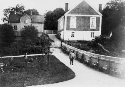 Bibelkapellet vid Kungsgatan, veterinär Dunér. Fotot taget från Dunérs fastighet, Parkgatan 4, trädgården, utsikt mot baksidan.