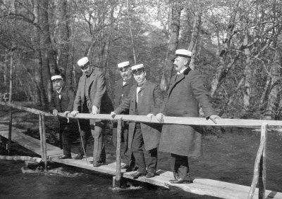 Otto jämte studentkamrater. 