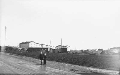 Storgatan ö. torget.
Vimarhem under byggnad 1953 Birgitta Danielsson Bosse Eriksson.   T.E.
