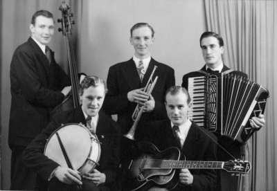 Allan Jonssons egen dokumentation: " Då jag  var femton år, började jag spela piano i Joddys orkester. Efter tio år ombildades den till Allans Kvintett. enligt medsänt kort och följade deltagare. Sven Svensson, bas, Carl-Eric Svensson, trummor, Carl-Olof Henriksson, trumpet och fiol Per Lindfors, gitarr och Allan Jonsson, dragspel och orkesterledare. Jag spelade med dessa orkestrar ca 25 år. Vi spelade på de flesta dåvarande dansställen på några mils omkrets".