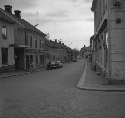 Storgatan
- Albin Carlssons Järnhandel -
- Halldéns / Rosins Bokhandel till höger -

Dok.110414/KG