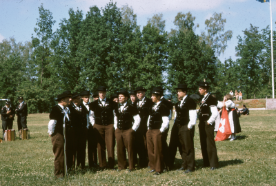 Gästande folkdanslag från Schweiz män sjunger  

090506/KG