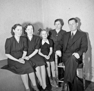 Douglas Vistrand med familj

barnen, Ulla ,Stina, Barbro,fru Lisa och Douglas 

Dok.111104/KG