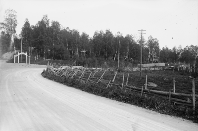 Hällebacka handelsträdgård

Många av bilderna i mappen Hällebacka kan lika gärna vara tagna kring Lidhem Locknevi.Trädgårdsmästare Johan Edvard Johansson flyttade till Hällebacka 1928 och byggde antagligen upp huset och handelsträdgården för Hällebacka omnämns inte i församlingsboken innan de flyttar dit. Johansson var trädgårdsmästare på Lidhem innan de flyttade till Vimmerby, därför är många bilder tagna där. Johan Edvard var gift med Alma Persdotter och det är deras fyra barn som förekommer på många bilder i den här mappen, Alma, Elsa, Nils och Erik Johansson. 

