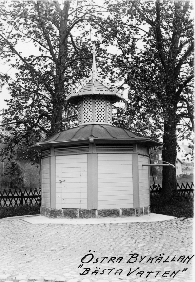 Östar Bykällan, nämnd vid 1700-talets början. Benämndes även vid 1700 talets mitt "Bästa Vatten". Foto 1936. Östra Tullen Bykällan 1945. T.E.
