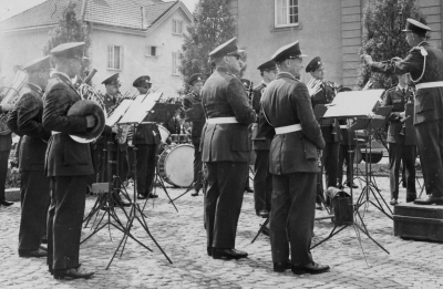 Militärmusiker från Eksjö konserterar i Vimmerby. 