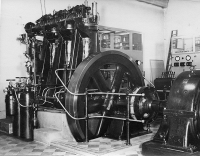 Bilden visar det reservaggregat staden installerade år 1917. Det startades med komprimerad luft och var igång mindre än en minut efter det att strömmen från huvudledningen brutits.   
