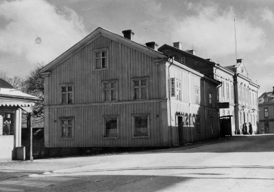 Bursieska gården revs år ?
T.E

1.Ture Grönkvists frisersalong.  2.Den omtalade "Pissoaren".

Dok.090206/SJ