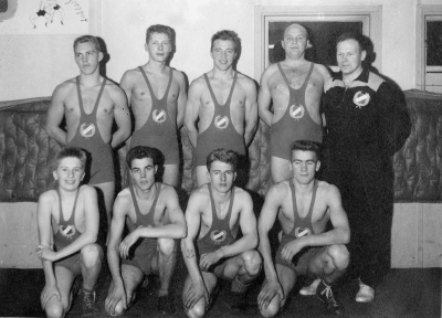 Allan Gustafssons egen dokumentation: " Fyrstadslaget 1959 Ljungby Vimmerby på andra plats. Hans Algotsson, Bernt Lind, Allan Gustafsson, Ivan Brandstedt, Tage "Botte" Jonsson, Björn Karlsson, Sven-Inge Sören Almkvist och Lars-Inge Eklund. 
Enligt PRO? dokumentation: Sittande fr vä: ?, ?, Sören Almqvist, Lars-Inge Eklund
Stående fr vä: Hans Eklund, Jörgen Ossiwicki?, Allan Gustafsson, Ivan Brandstedt, Tage Jonsson
Vimmerby atlet- och brottarklubb