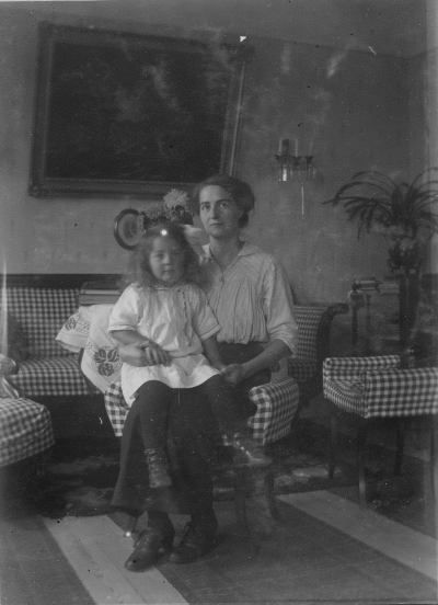 Hildur Gröndahl med dotter Greta Gröndahl, på Solliden Vimmerby.           