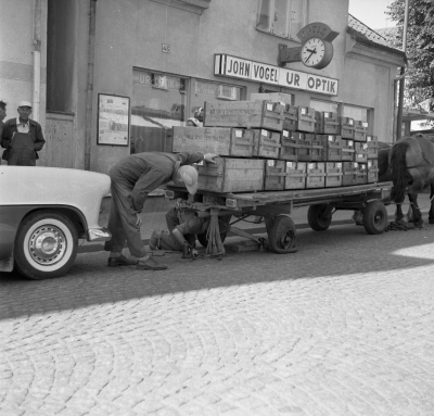 Storgatan
Vin & Spritleverantören har fått punktering

Dok.110413/KG

1950-talet.  Åkare Helmer Claesson har fått punktering.   T.E.