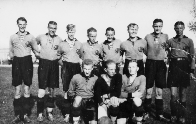 På knä från vänster  1. Gustav Ossovicki, Plattläggare  2. Linné Fasth, Träarbetare  3. Knut Karlsson, Charkuterist  Stående från vänster,   1. Ingemar Karlsson, "Flinka" Järnhyvlare  2.  Nils Perfekt, Journalist  3. Eskil Holst  4. Göte Leijon, Målare  5. Helge Fransson, Frisör  6. Gunnar Andersson, Fanerarbetare  7. Sture Beijer, Järnsvarvare  8. Karl Stockius   1934         