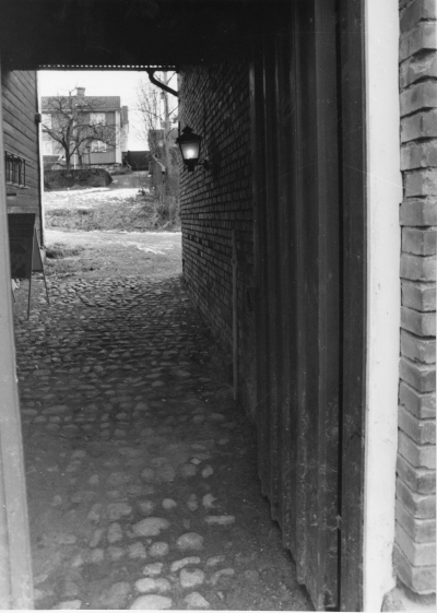 Bildtext: Lidret från Sevedegatan.
Dokumentationsfotografering av tillverkningsprocessen på Snickargården.
Vårvintern 1988
Tillverkning av fransk pardörr.
Avbildade personer:
Tönnes Andersson
Bernth Ericsson
Lillan Ericsson
Alvar Andersson
Bildmaterialet användes senare till en skärmutställning om Snickargården som visades på Vimmerby Bibliotek