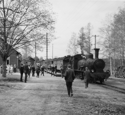Svenska Järnvägsklubbens resa med sista ångloksdrivna tåget Hultsfred-Västervik 10 maj 1964. Spångenäs.   