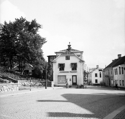 Storgatan
- Johanssons pensionat -

Storgatan 1960-talets början, alla husen till vänster revs och tomterna blev lagda till kyrkoterassen.   T.E.

Dok.110330/KG

