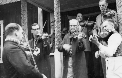 Smålands Spelmansförbund
Från.vänster 1. Gösta Klemming Örsjöfors, Södra Vi,  2. Rydén Bodafors  3. Thorvald Eriksson Vimmerby,  4. Axel Ahlqvist Bodafors,  5. Paul Lind Vimmerby,  6. Herbert Jonsson Vimmerby,  7. Gunnar Lindberg Överum.   