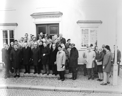 Riksdagens kulturutskott besöker Vimmerby. Bilden tagen utanför Rådhuset. Ivan Svanström, riksdagsman 8. Ingegärd Fraenkel, utskottsledamot Riksdagen . Svensson, ordf. i K.S. 11. Eugen Kask, konstnär,  Vimmerby 12. Anders Lindgren, konstnär Vimmerby .17.  P.O. Sundman, författare och riksdagsman. 18. Hennius, F.D. Åklagare Vimmerby 19. Gösta Hanning, landssekreterare Kalmar 20. Björn Lindberg, stadsdirektör Vimmerby 21. Erik Westlind, landshövding Kalmar 22. Lennart Mattsson, utskottsordförandeoch riksdagsman,  Stig Alemyr, riksdagsmanoch rektor Vimmerby. 25. Bertil Zackrisson, skolminister  27. Elsa Maria Hazard, Vimmerby författare 28. Margareta Josefsson, stadsbibliotekarie Vimmerby 29. Torgny Lindgren, lärare och författare 30. Harry Svensson, Södra Vi,  31. K.G. Pettersson, landsantikvarie, Kalmar 32. Ann Mari Karlsson, Vimmerby 33. Åke Nisbeth, landsantikvarie Stockholm. 36. Erik Paulsson, lantmätare Vimmerby.   