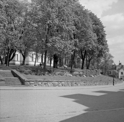 Kyrkparken 

Dok.110511/KG

Den vackra kyrkparken och terrassen. Terrassen iordningställdes 1929 då en del gamla byggnader revs, kostnaderna betalades med en donation av Skeppsredare Reuter, Göteborg som är född i Vimmerby.   T.E.