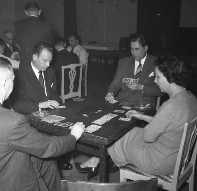 Bridgeklubb Fr,v Nils Leufstedt?, K-E Malmberg, Olle Hemmingsson, Cissa Björk

Dok.110520/KG