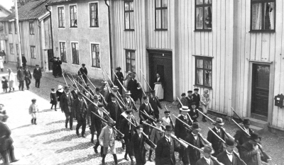 4. Fru Dahl  5. C.O. Wallin Skomakare10. Axel Ståhl Fabrikör  27. Nilsson Smed  31. Österman Garvare  36. Oscar Johansson? Sadelmakare.     