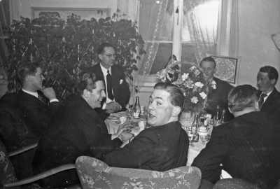 Västra Tullen 
Hos Harry Karlsson, BP:s hus vid Storgatan 
Från vänster: Alf Larsson Vimmerby. ? Lilja Vimmerby. Harry Karlsson Vimmerby. ? . Gustaf Andersson Vimmerby. ? . Hans Månsson Vimmerby.