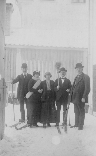 Från vänster  Sven Ringberg, järnhandlare, 2 Karin Andersson i Tobaksaffären 3) Lotta Hallberg 4) "Nisse på Låda" ( Nils Karlsson ? ).  5) Ludvig Palmér.    