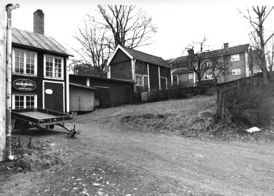 Bildtext: Innergården från nordväst.
Dokumentationsfotografering av tillverkningsprocessen på Snickargården.
Vårvintern 1988
Tillverkning av fransk pardörr.
Avbildade personer:
Tönnes Andersson
Bernth Ericsson
Lillan Ericsson
Alvar Andersson
Bildmaterialet användes senare till en skärmutställning om Snickargården som visades på Vimmerby Bibliotek