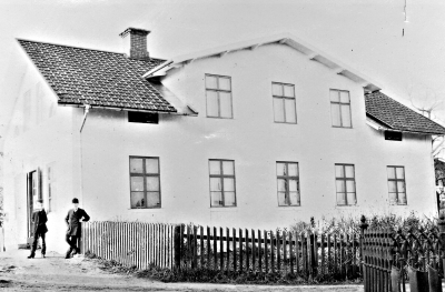 Kortet taget innan posten försågs med egen entré, från vänster ses Otto Hörberg och troligen Gustaf Hörberg.