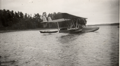 Orginalkort finns ej. Pilot Olle Ekman på Krön med plan Siskorski S38   Okänd

Planet är en Sikorsky S-38 och det var ett amfibieplan som kunde landa på vatten eller på en bana på land.
Två stjärnmotorer från Pratt & Whitney på 400 hk vardera såg till att planet kunde flyga.
 
Det flög för första gången 1928 och 101 plan av typen tillverkades.
Uppgiftslämnare Jan Sandgren, Bua, Halland.