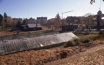 Bygget av Domus. I framkant Rosehill Handelsträdgård, bakom den Liljegrens smedja. Man ser även baksidan på Park Hotell. längst till högergamla brandstation

090401/KG