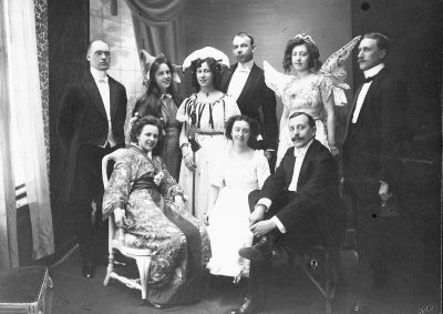 2. Rut Lindberg, gift Bernström, Ester Reutersvärd, "Göinge", 5. Kerstin Wahlberg,  Andersson,    6. Stationsskrivare Larsson, ( Kasper alltid med [---] )   
8. Britta Wahlberg 