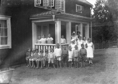 Barnhemmet Krönbaden.  (Pålsson)
"Meddelande
På förekommen anledning får jag härmed bedja de lantbrukare, som på hösten 1927 skänkte en del timmerstockar för uppförande av barnhemsbyggnaden i Vennebjörke, vända sig till mig före den 15 april för utfående av den ersättning, vartill de kunna anse sig vara berättigade. Då jag ej vet om barnhemmets verksamhet kommer att fortsätta efter detta års utgång, vill jag hava klarhet i denna sak. Vimmerby den 21 mars 1940. Mimmi Ingeström"
Vimmerby Tidning 20/3 1940



Dok.080221/RS