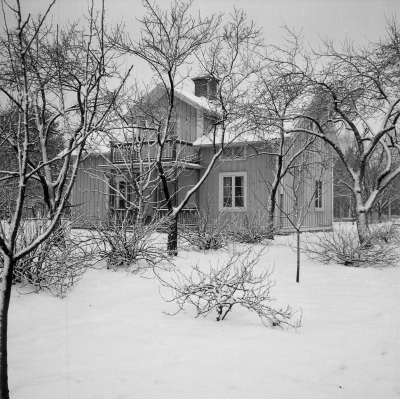 Thure Karlsson 
Hagaborg
Hagaborg byggdes 1895 av Thures far Gustav Reinhold Karlsson. Thure övertog Hagaborg på 40-talet. Där växte jag (Berit) och mina bröder Ingvar och Ernst upp. Ingvar övertog Hagaborg efter Thure och Berta. Gustav var gift med Sofia Kristina. Gustav hade massor av fruktträd och vinbärsbuskar och både Gustav och Thure sålde frukt och bär, bl a till Stockholm.

Dok.110621/KG