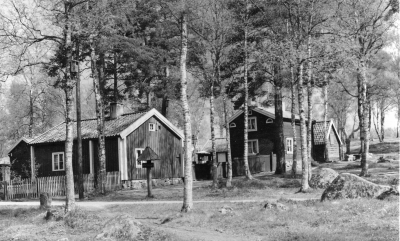 Huset till vänster är Östra Tullstugan,huset till höger är Klockaregården