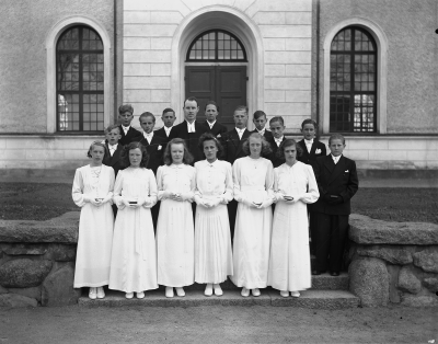 Bland konfirmanderna finns: Rune Fransson, Ulf Gustavsson, Gösta Johansson, Lasse Johansson, Stig Bälter, Evert Jonsson (?) " Harräddarn ", ? Johansson, Karin Liljeblad - Karlsson, Inger Johansson, ? Aronsson