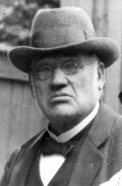 Mössmakare Hampus Viktor Andersson, började i Vimmerby 1878. Byggde stadens  första stenhus, utom kyrkan. 1902 skolan vid Drottninggatan.   