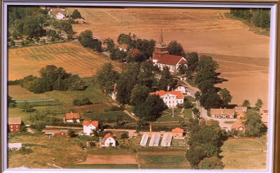 Flygfoto över Tuna gård och kyrka

090401/KG