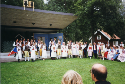Hembygdsdagen 1990
Brunnsparken Södra Vi

Besök av Tjeckiskt folkdanslag, uppträdde i Södra Vi på midsommar
Bland deltagarna Arne Gunnarsson, Gunnel Nilzén, RM Gustafsson, Tage G