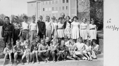 Vimmerby Folkskola, 1. Lennart Ericsson, 2. Anders Ågren, 3. Hans-Lennart  Bornestam, 4. Göran Fors, 5. Sten Hillert, 6. Gunnar Fors, 7. Barbro Lind, 8. Ulla Rosén, 9. Ebbe Ängqvist överlärare, 10. Britt-Marie Svanberg, 11. Forslind, 12. Kerstin Swahn, 13. Rose-Marie Ragnheden, 15. Bengt-Olof Gustafsson, 16. Astor Fridell, 17. Kenneth Passmark, 18. Bo Carlsson, 19. Svante Palmér, 20. Lennart Hallberg, 21. Krister Karlsson, 22. Gunilla Nilsson, 23. Björn Dahlström, 24. Stig Karlsson, 25. Kerstin Garnfors, 26. Monika Anjon, 28. Gun Johansson, 29. Inger Karlsson.    