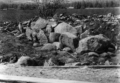 Forngravarne 
Hällkistans östra sida frilagd, sedd från nordost.
Den 10/6 1931