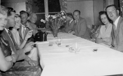 Metalls fest ( rörmokarna ) i Krön. Från vänster  2. Lindgren, 5. Gunnar Persson, 7. Erik Wideen ( livsmedel ) 8. Fru Lindvall, 9. Redaktör Lindvall. ( V.D. )  