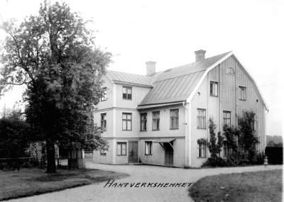 Hantverkshemmet, Södra kv. 29 huset, utan trapptorn, uppfört vid 1800-talets början av Loogarvaren J.A. Conrad Alaasch, född i Hannover 1786 och gift med tullskrivaredottern Sara Zielfeldter, född i Vimmerby 1799. Hantverkshuset vid Åbrovägen före 1950.