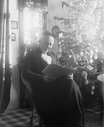 Läsande dam vid julgran. Beda Forsell. Storgatan 5 V-by.