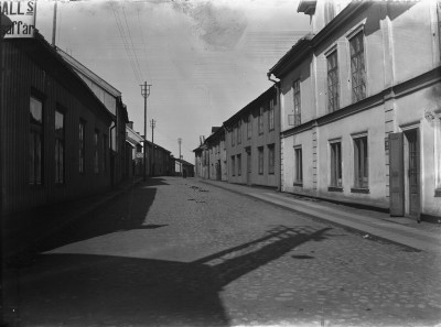 Till höger Storgatan 21. Storgatan 19  den s.k.  Hammarskjöldska gården.   T.E.