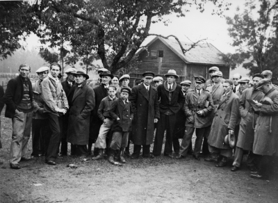 Från vänster 1. ?   2. Frille Karlsson Prästgården  7. Emil Andersson möbelsnickare  8. Sven Lindström, Bokbindare  9. Pontus Grönkvist möbelhand.  10. Sven Ringholm  11. Thorvald Larsson  12. Helge Ringholm Tapetserare  13. Tage Köhler disp. 14. P. Söderberg gummirep.  15.  Andersson biträde i fläskbod.  19. Walter Widee´n rörmokare  20. Gustav Farin bod-biträde  21. Erik Wideén, Charkuterist  22. Erling Ekberg död.  24. Knut Orhammar vaktm.       