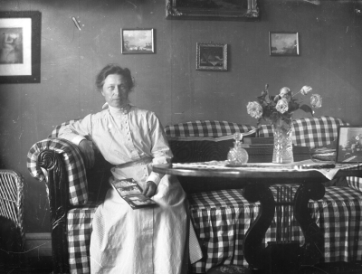Kvinna i soffa. Hedvig Forsell Solliden.
