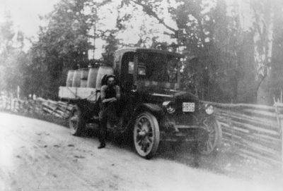 Jumbo U.S.A. 2,5 ton 1923, införskaffades av Guldsmed Pålson efter första världskriget ägare Erik Kask Vimmerby.     